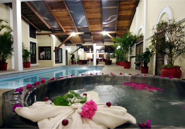 室外游泳池，日光浴躺椅