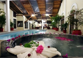 Una piscina al aire libre, sillones reclinables de piscina