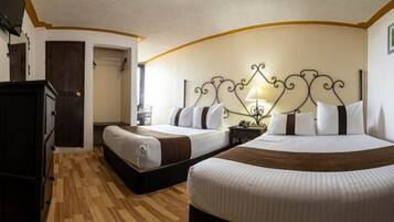 Room 2 Double Beds ... Preferencial | Caja de seguridad en la habitación y escritorio