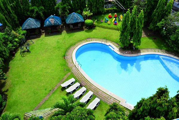 Una piscina al aire libre