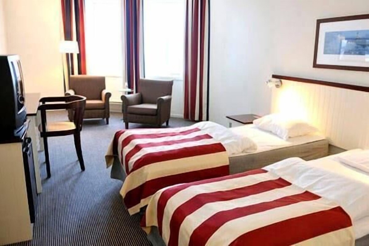 Standard Room, 2 Twin Beds, Non Smoking | Premium bedding, pillowtop beds, desk, iron/ironing board