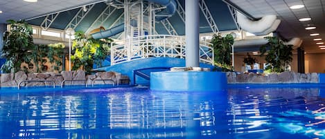 2 piscinas cubiertas, una piscina al aire libre, tumbonas
