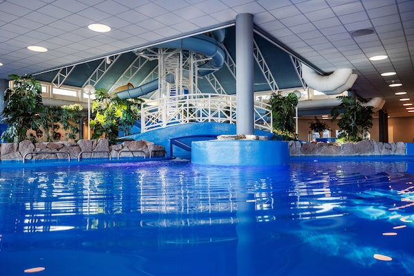 Indoor pool, sun loungers