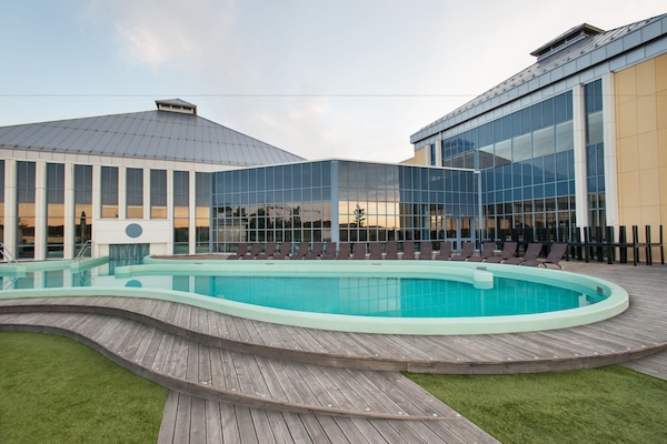 2 piscinas techadas, una piscina al aire libre