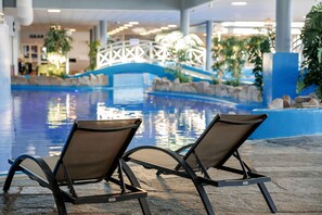 2 piscines couvertes, piscine extérieure, chaises longues