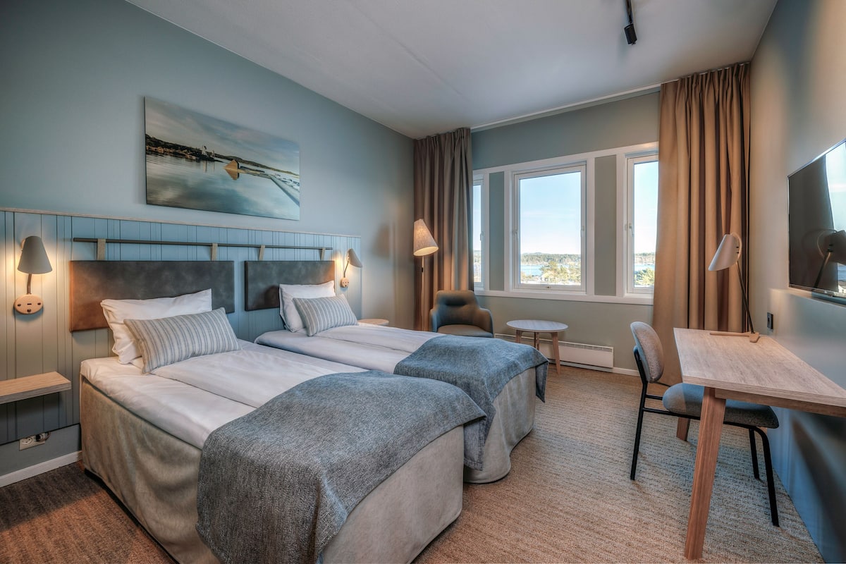 Standard Room, 2 Twin Beds, Non Smoking | Premium bedding, pillowtop beds, desk, iron/ironing board