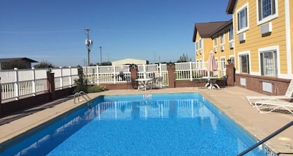 Days Inn by Wyndham Lake Village