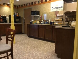 朝食 (テイクアウト)、毎日提供 (無料)