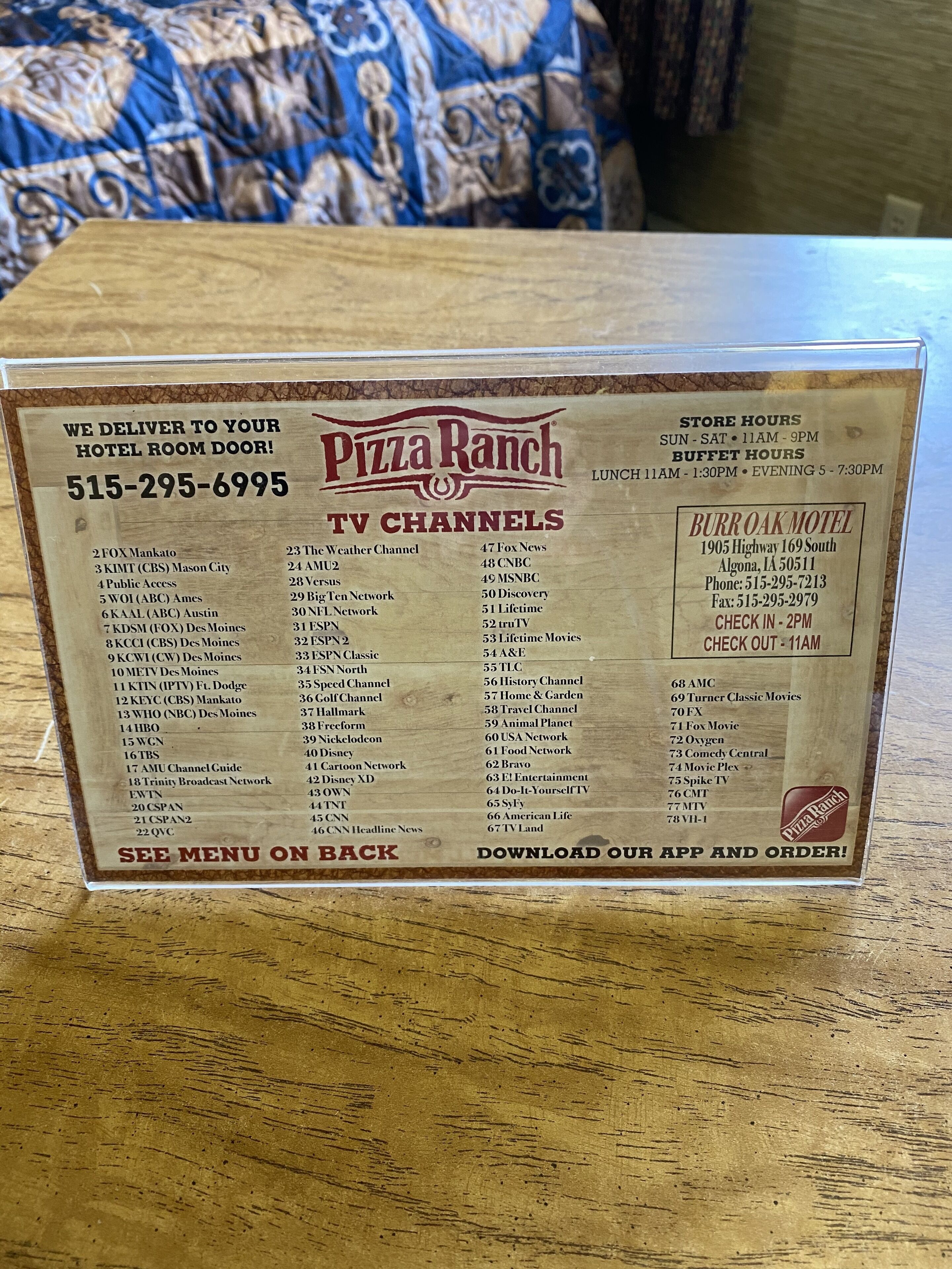 Menu di Pizza Ranch con elenco di canali televisivi e informazioni di contatto.