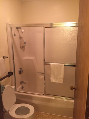 Standardzimmer, 2 Doppelbetten | Badezimmer