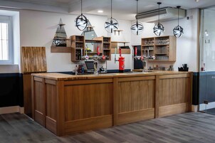 Breakfast and dinner served