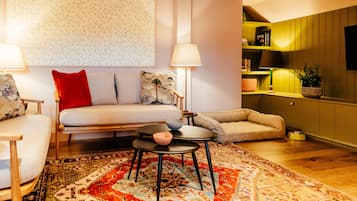Hayloft Suite (Pets Welcome) | Living area | Flat-screen TV