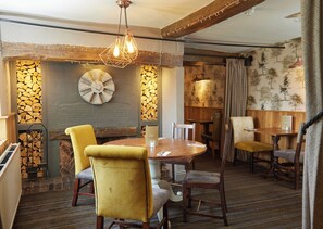 Serveert ontbijt, lunch, diner, Britse gerechten 