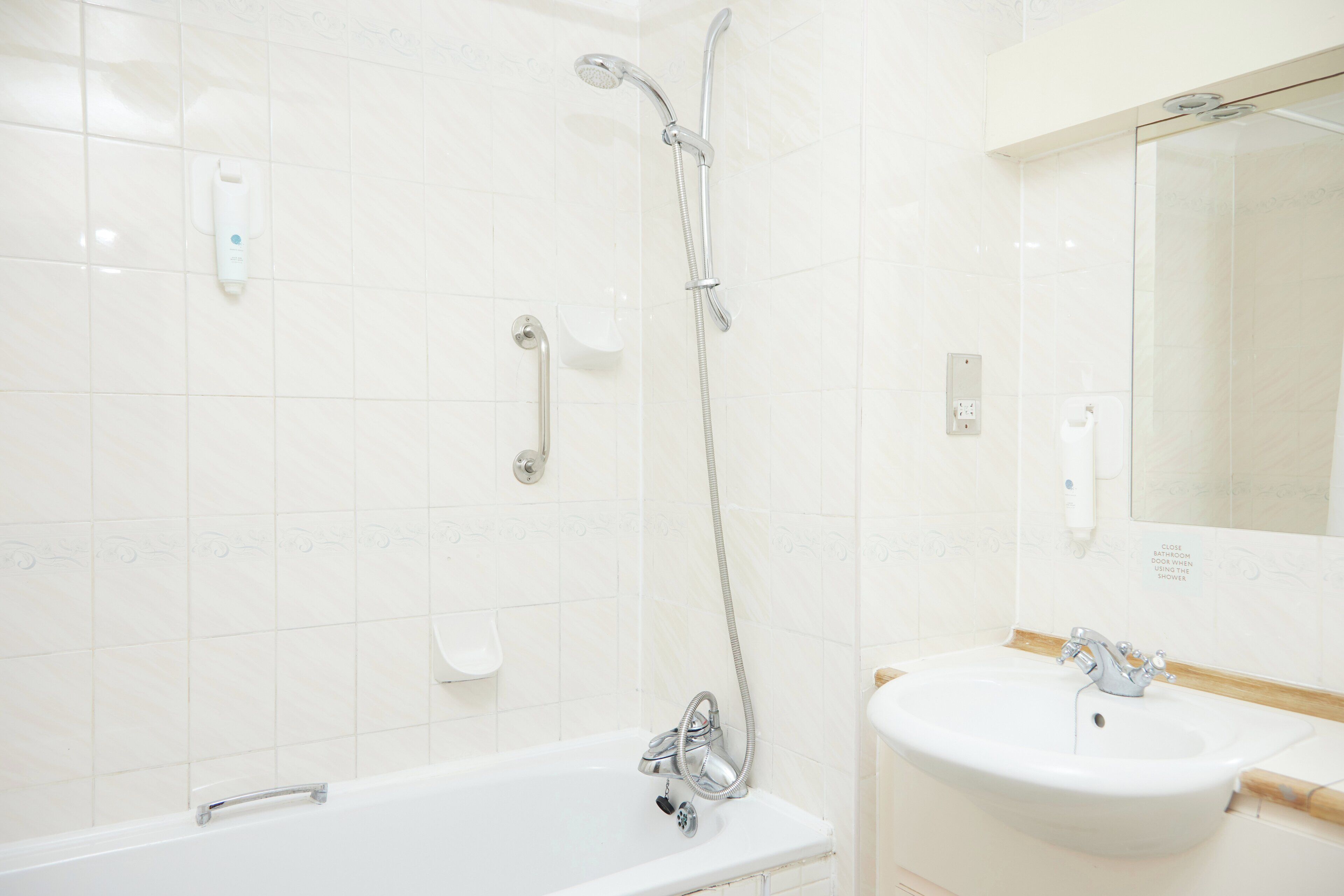 standard room, 2 single beds | desk, iron/ironing board, free wifi, bed sheets