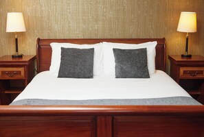 Desk, iron/ironing board, free WiFi, bed sheets - The Fieldhead Hotel by Greene King Inns (Markfield)