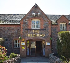 Um edifício de pedra com uma placa que diz 'The Fieldhead'.