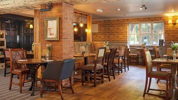 Se sirven desayunos, comidas, cenas y cocina británica