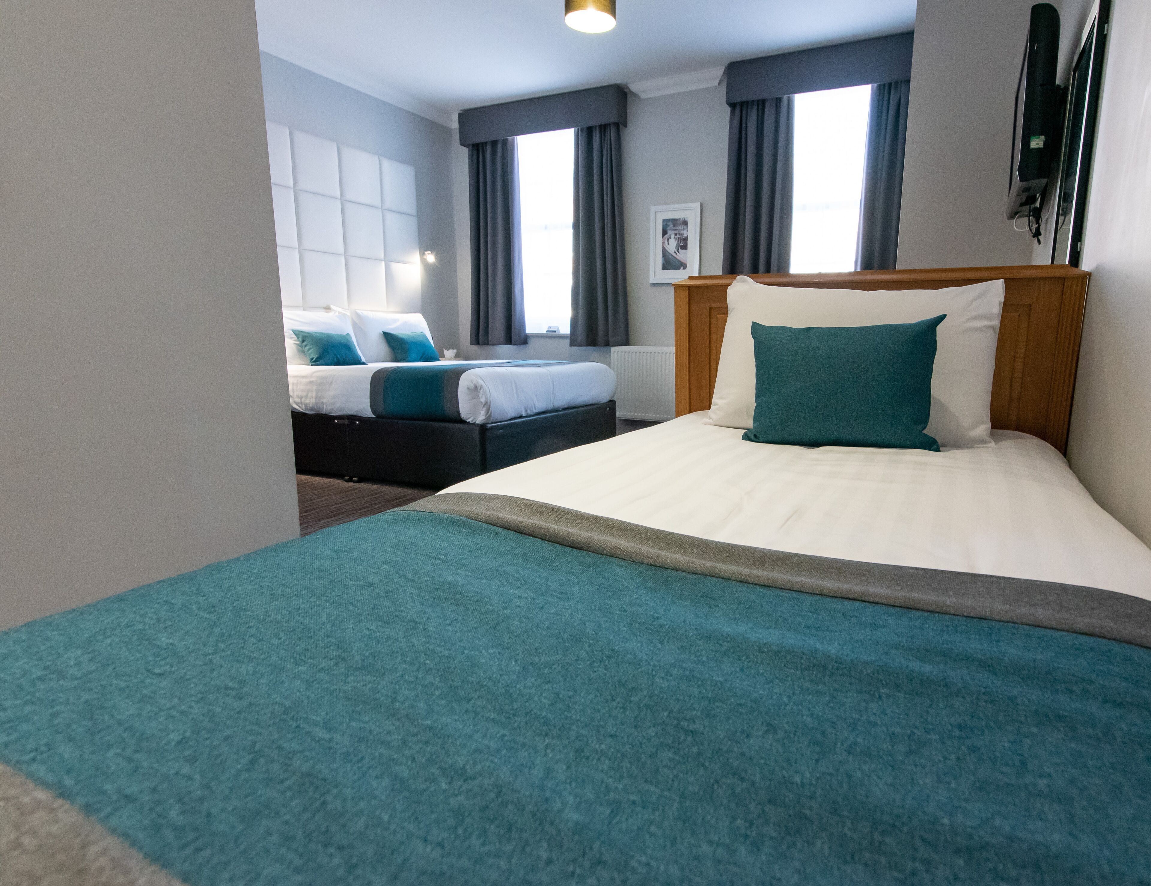 Schreibtisch, laptopgeeigneter Arbeitsplatz, Bügeleisen/Bügelbrett