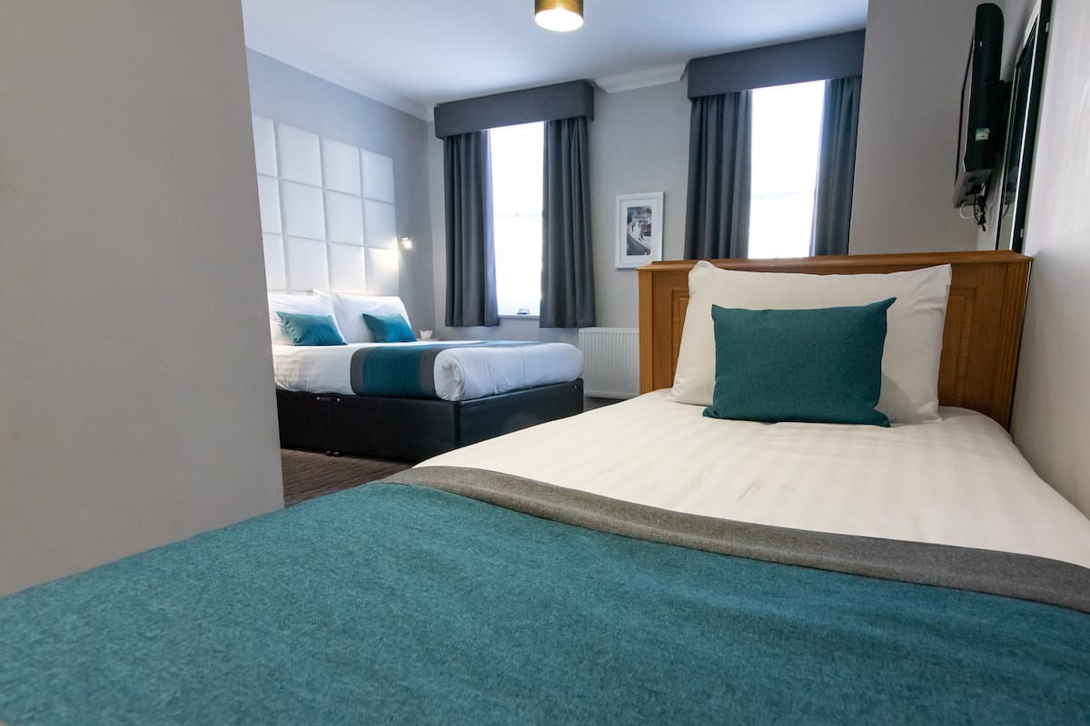 Meja, ruang kerja komputer riba, seterika/papan seterika, Wi-fi percuma