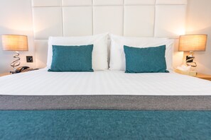 Desk, laptop workspace, iron/ironing board, free WiFi - Kingscliff Hotel (Clacton-on-Sea)