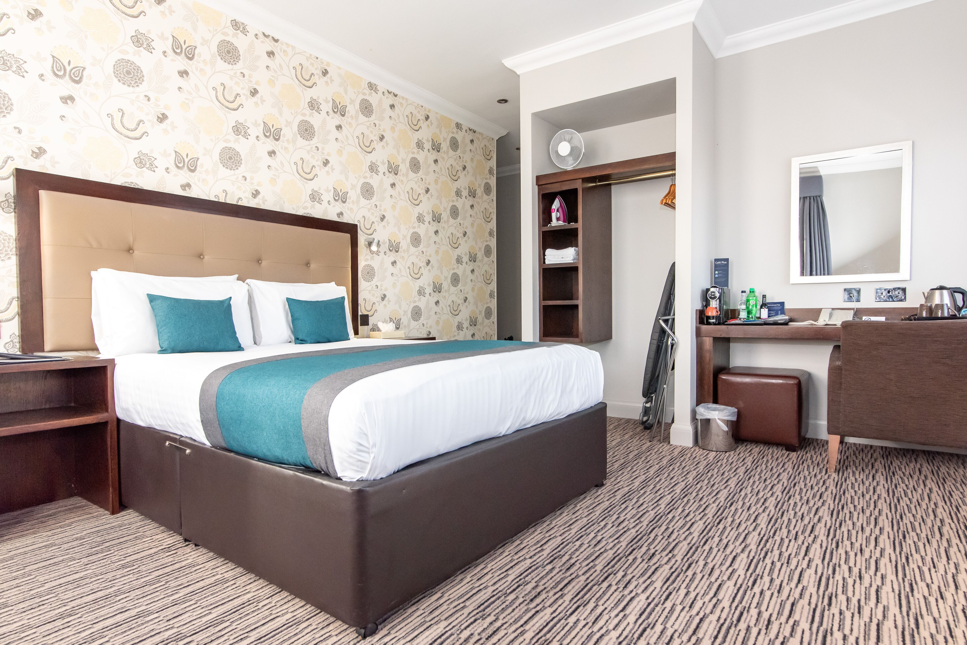 Schreibtisch, laptopgeeigneter Arbeitsplatz, Bügeleisen/Bügelbrett