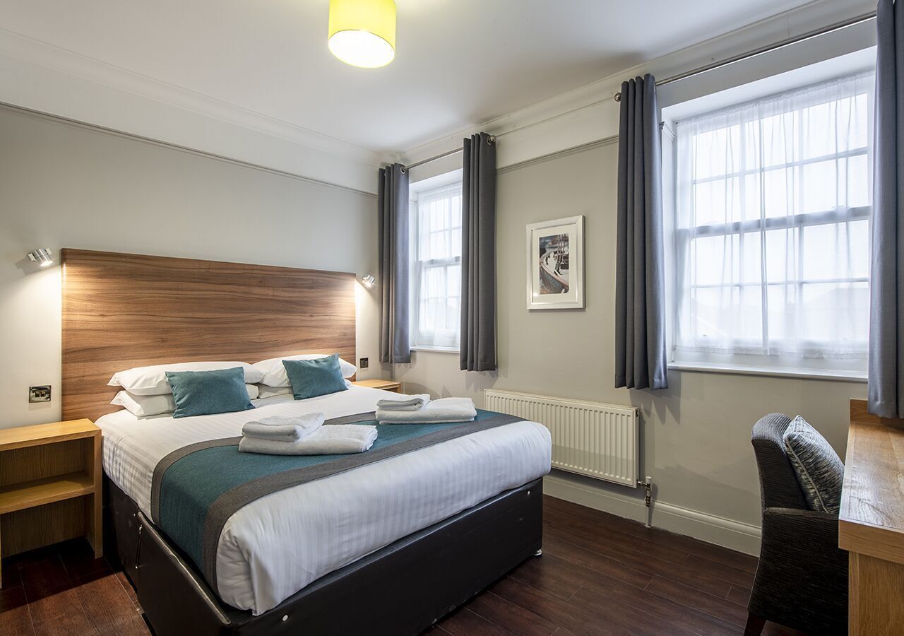 デスク、ノートパソコン用作業スペース、アイロン / アイロン台、WiFi (無料)