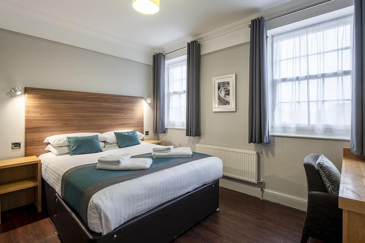 デスク、ノートパソコン用作業スペース、アイロン / アイロン台、WiFi (無料)