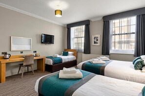 Desk, laptop workspace, iron/ironing board, free WiFi - Kingscliff Hotel (Clacton-on-Sea)