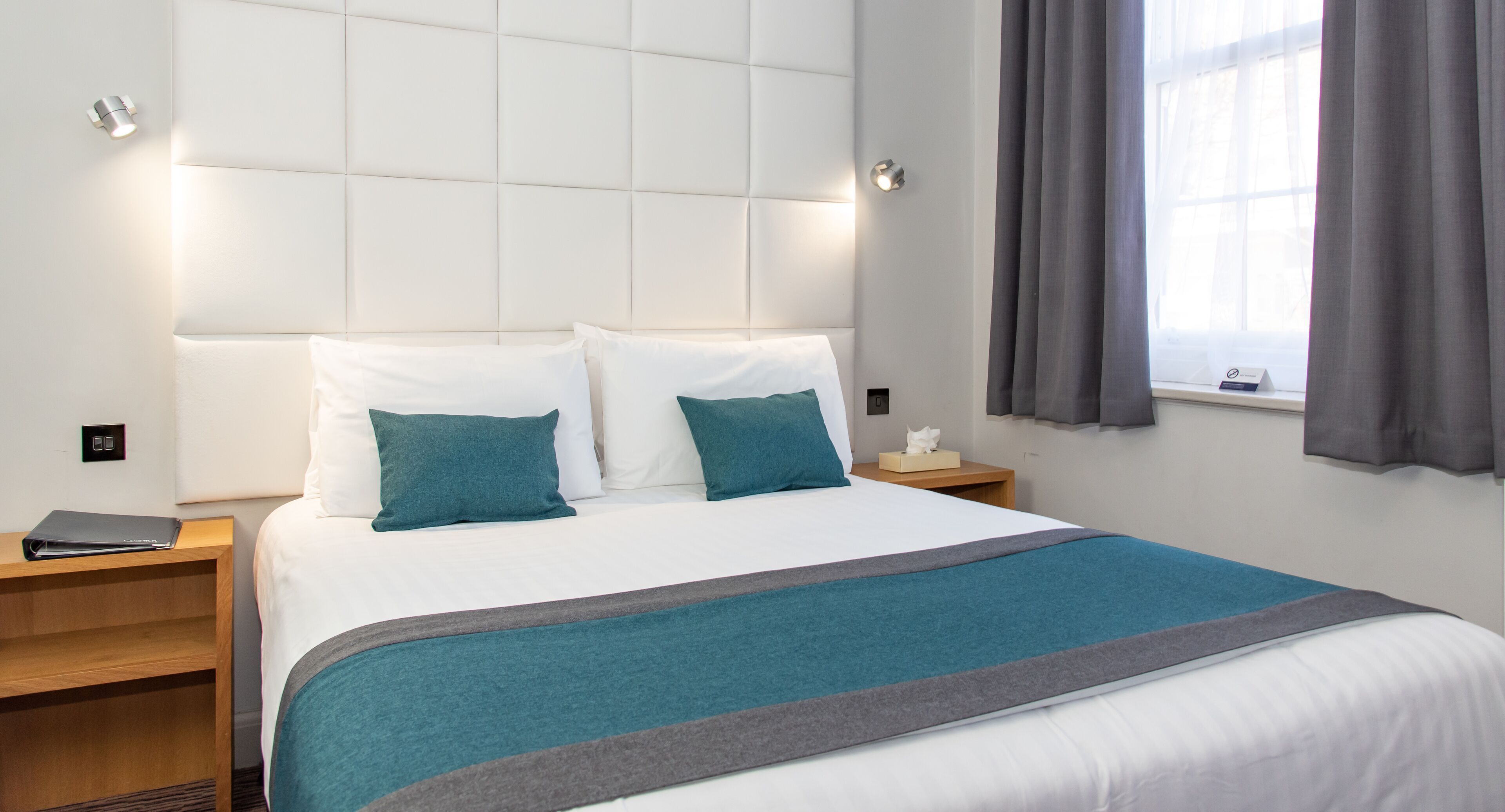 デスク、ノートパソコン用作業スペース、アイロン / アイロン台、WiFi (無料)