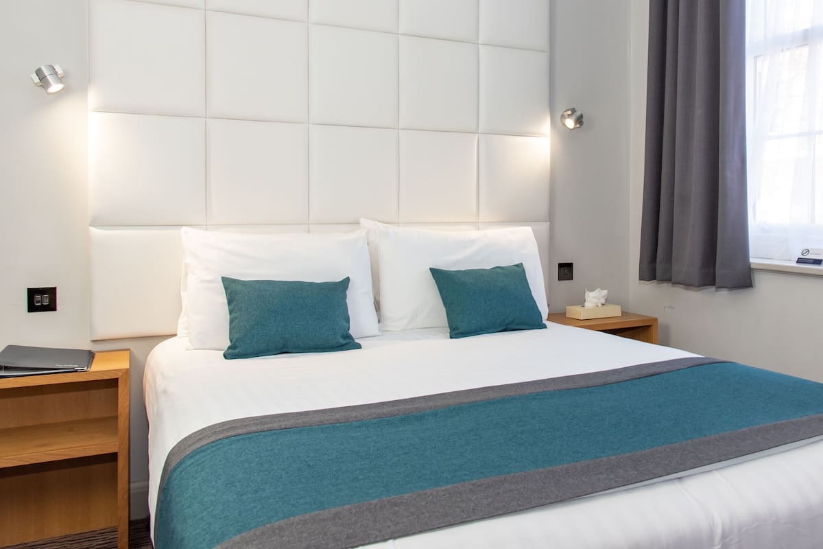 デスク、ノートパソコン用作業スペース、アイロン / アイロン台、WiFi (無料)