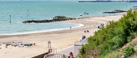 Una spiaggia nelle vicinanze