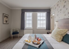 Escritorio y espacio para trabajar con laptop