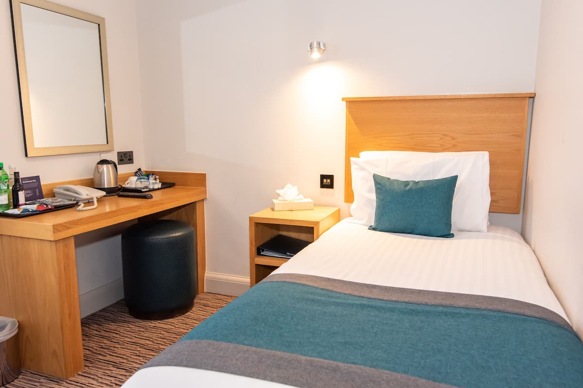 Meja, ruang kerja komputer riba, seterika/papan seterika, Wi-fi percuma