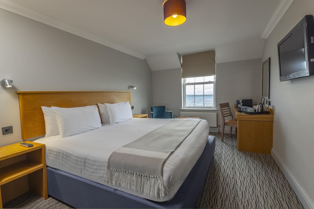 Habitació superior, 1 llit de matrimoni gran, no fumadors, vistes al mar (Converts to 2 Twin Beds) | Escriptori i espai de treball apte per a portàtils
