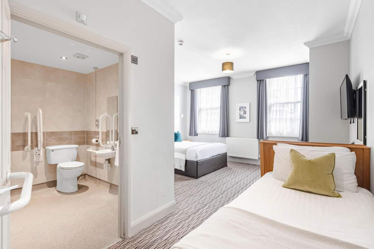 Habitació estàndard, diversos llits, accessible, no fumadors (Walk-in Shower) | Escriptori i espai de treball apte per a portàtils