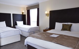 Iron/ironing board, free WiFi, bed sheets