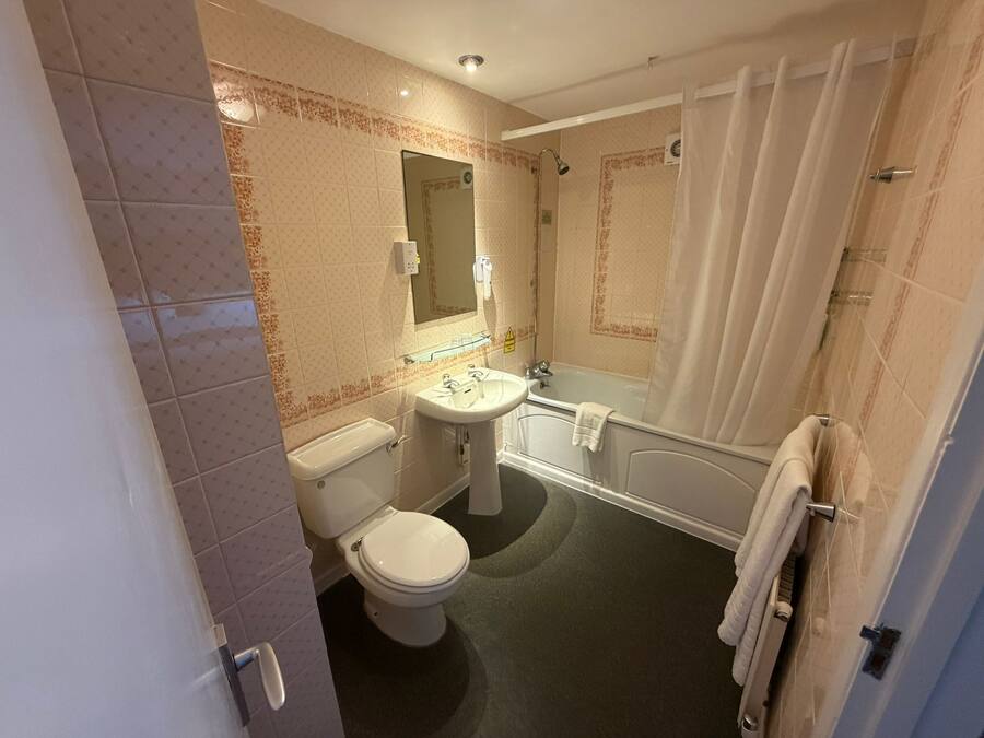 Un baño con inodoro, lavabo y bañera.