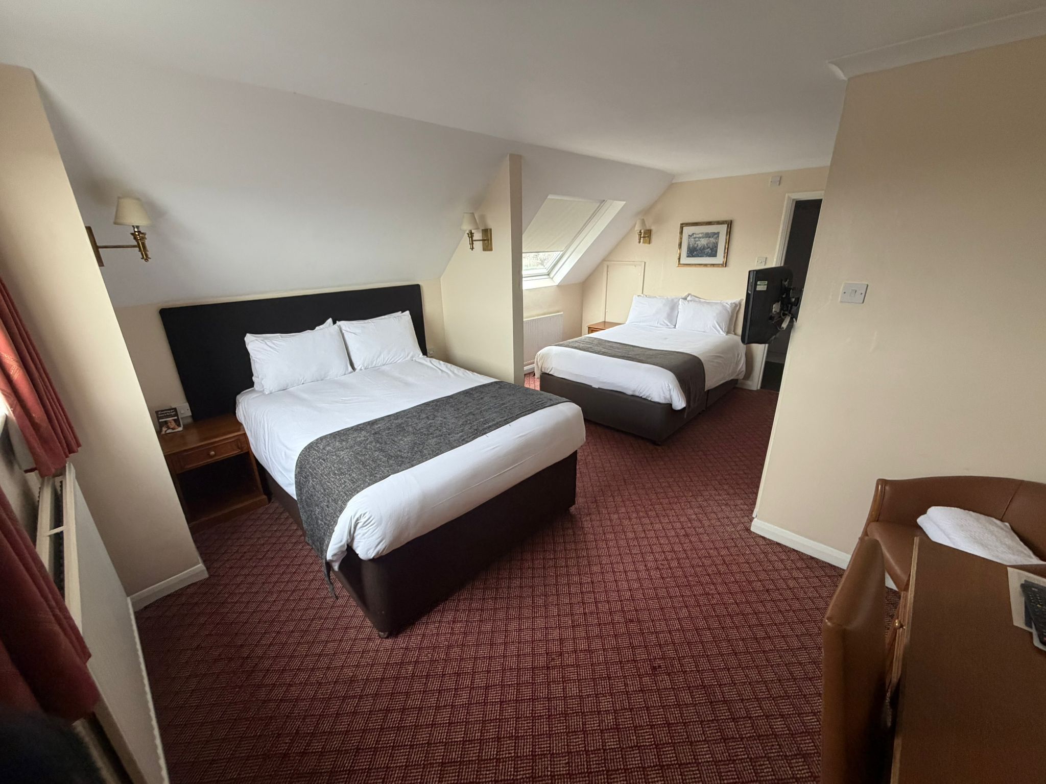 Family Room | Ferro/asse da stiro, Wi-Fi gratuito, lenzuola