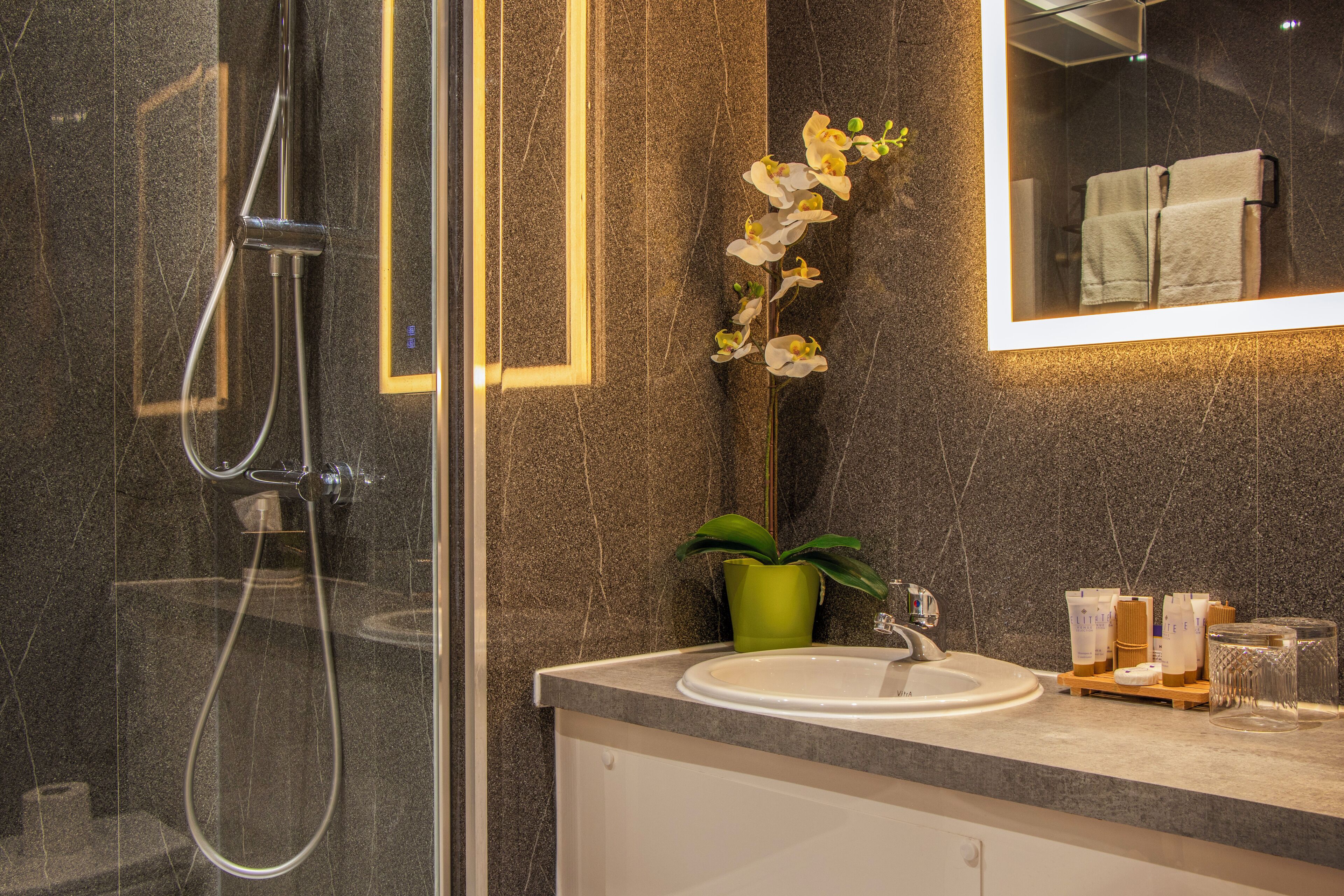 suite | bathroom | free toiletries, hair dryer, towels, soap
