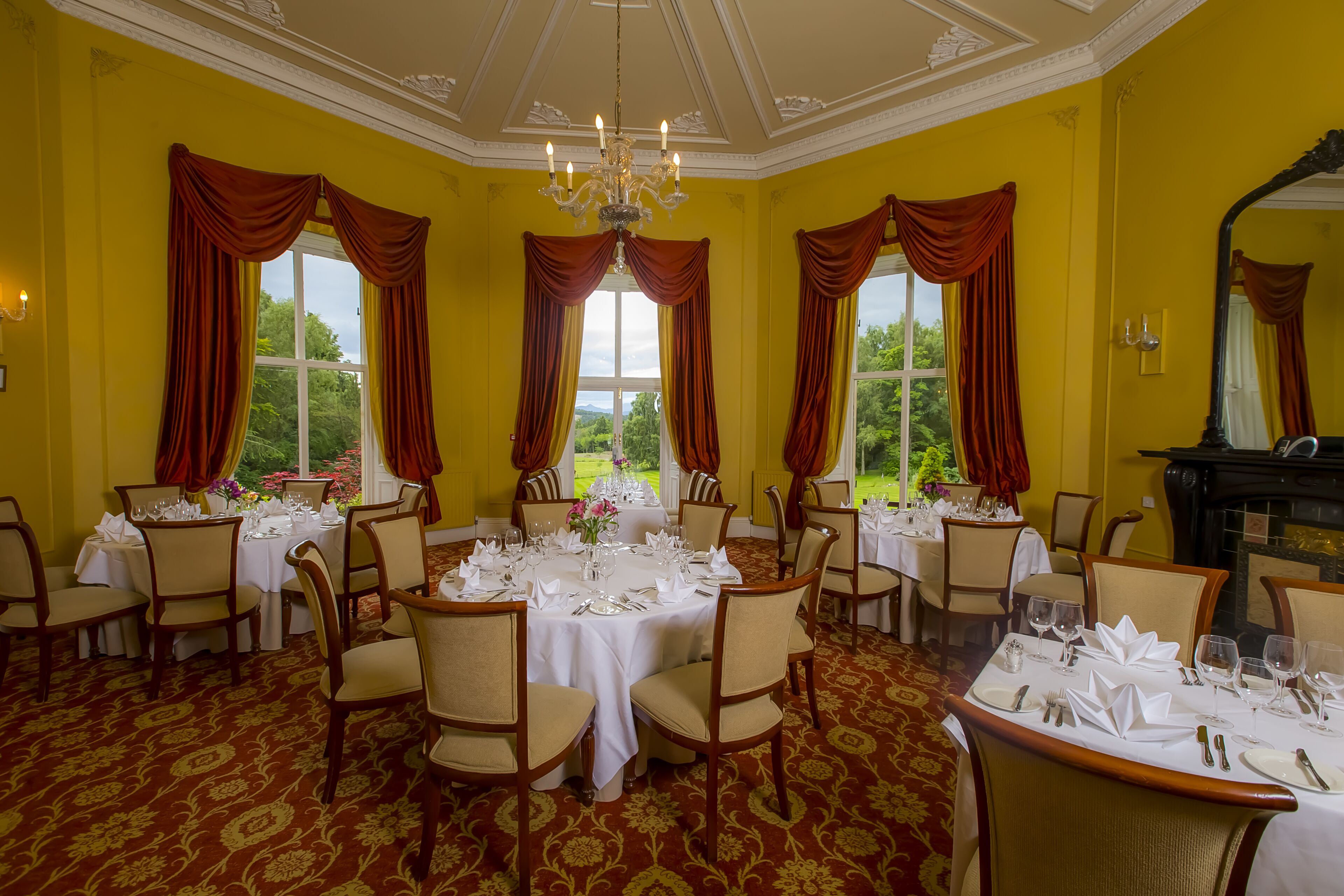 Frokost, lunsj og middag serveres, utsikt mot hagen