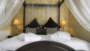 Junior Suite, 1 Bedroom, Garden View (Four Poster Bed) | 1 bilik tidur, peralatan tempat tidur premium, dihias secara berasingan