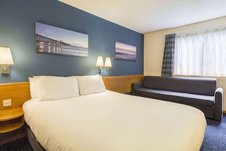 Escritorio, tabla de planchar con plancha y cunas gratuitas . Days Inn by Wyndham Magor