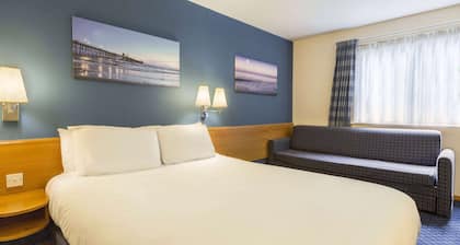 Days Inn by Wyndham Magor