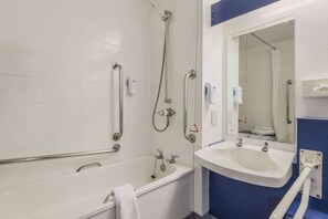 Eco-friendly toiletries, hair dryer, towels - Days Inn by Wyndham Magor (Newport)