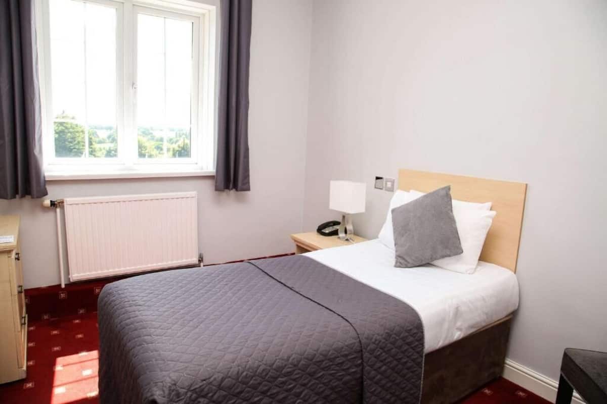 Tabla de planchar con plancha, wifi gratis y ropa de cama