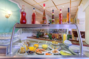 Se ofrece un desayuno completo todos los días (por un coste adicional)
