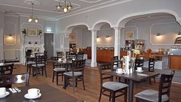 Sarapan lengkap setiap hari (GBP 11.95 per orang)