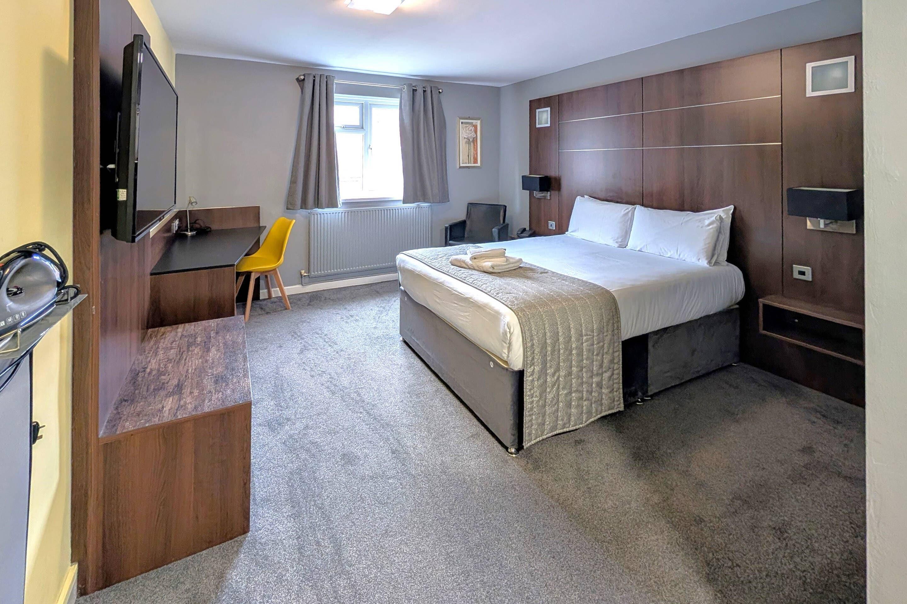 Habitación empresarial doble, 1 cama matrimonial, para no fumadores | Tabla de planchar con plancha, wifi gratis y ropa de cama 