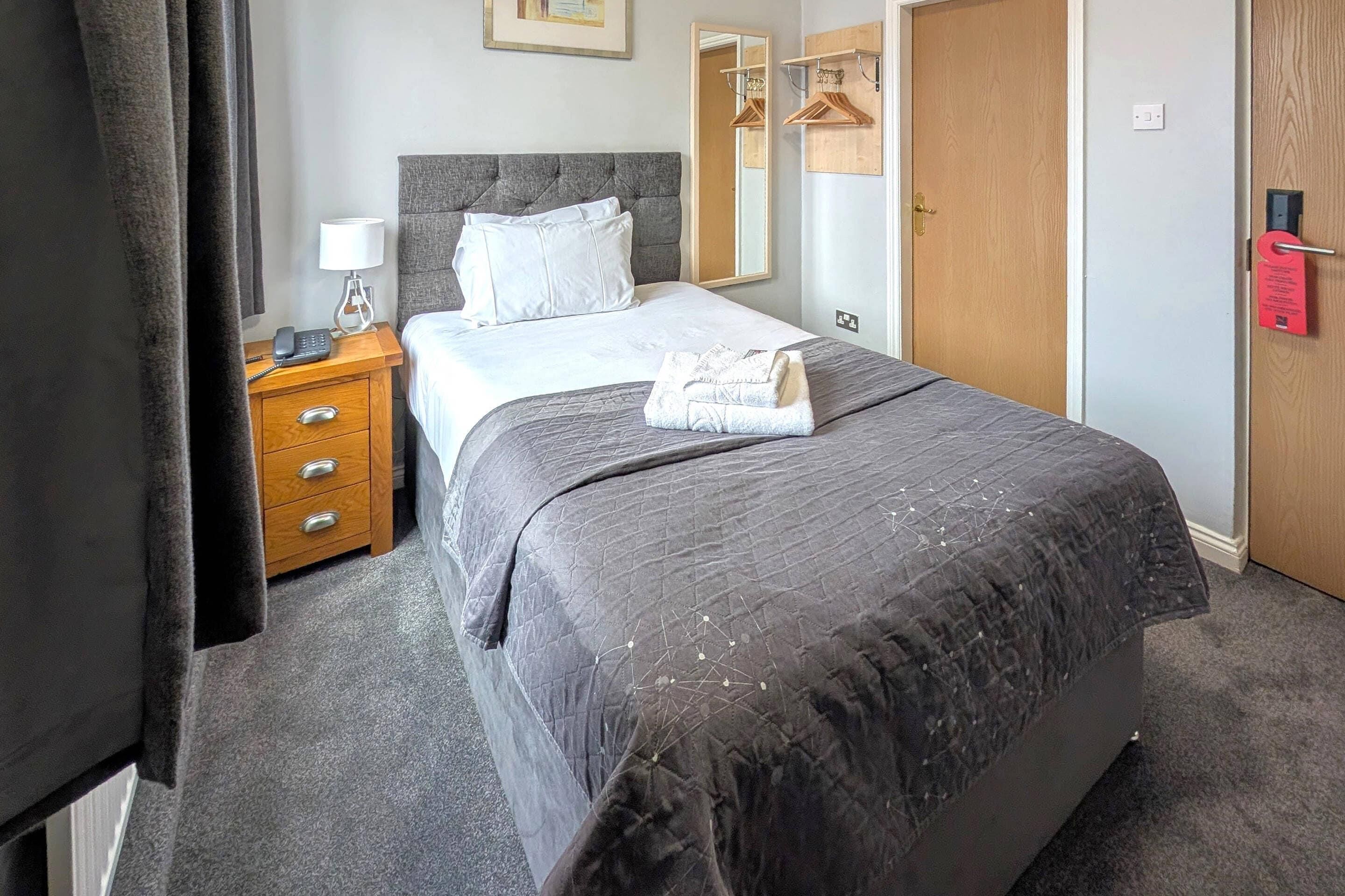 Habitación individual estándar, para no fumadores | Tabla de planchar con plancha, wifi gratis y ropa de cama 