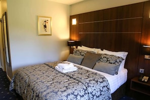 Standardzimmer, 1 King-Bett, Nichtraucher | Bügeleisen/Bügelbrett, kostenloses WLAN, Bettwäsche